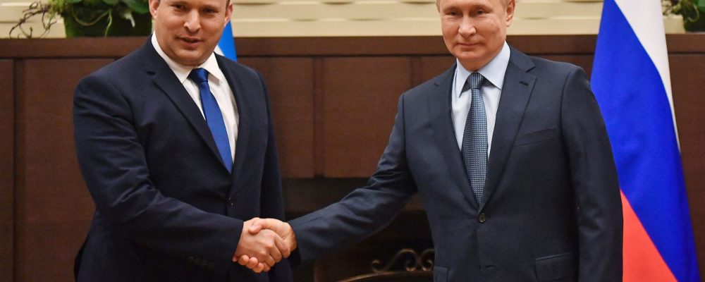 Russian President Vladimir Putin (R) shakes hands with Israeli Prime Minister Naftali Bennett during their meeting, in Sochi, on October 22 2021. (Photo by Yevgeny BIYATOV / Sputnik / AFP) (Photo by YEVGENY BIYATOV/Sputnik/AFP via Getty Images)