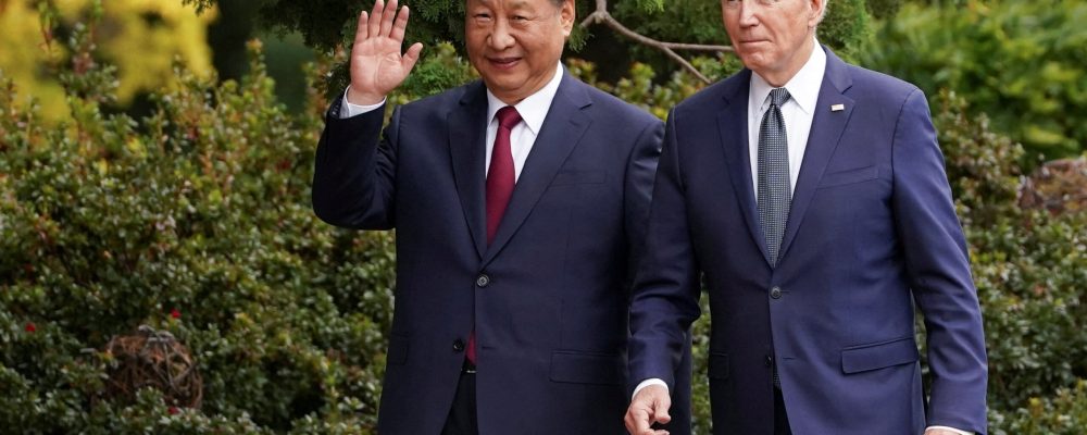 FILE PHOTO: Chinese President Xi Jinping waves as he walks with U.S. President Joe Biden at Filoli estate on the sidelines of the Asia-Pacific Economic Cooperation (APEC) summit, in Woodside, California, U.S., November 15, 2023. REUTERS/Kevin Lamarque/File Photo