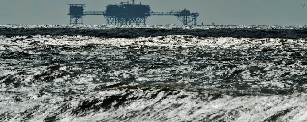 FILE PHOTO: An oil and gas drilling platform stands offshore in the Gulf of Mexico in Dauphin Island, Alabama, U.S., October 5, 2013.  REUTERS/Steve Nesius/File Photo