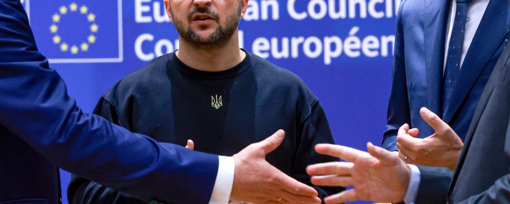 Mandatory Credit: Photo by OLIVIER HOSLET/EPA-EFE/Shutterstock (14791202cn)
(L-R) Lithuanian President Gitanas Nauseda, Ukraine's President Volodymyr Zelensky, Belgian Prime Minister Alexander De Croo and European Council President Charles Michel speak during the European Council summit in Brussels, Belgium, 17 October 2024. EU leaders are meeting in Brussels to discuss Ukraine, the Middle East, competitiveness, migration and foreign affairs.
European Council Summit, Brussels, Belgium - 17 Oct 2024