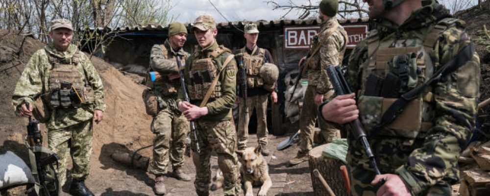 Ukraine, Donbass, vers Avdiivka. Le 21 avril 2022. Voici des membres d'une brigade dans la tranchée.
