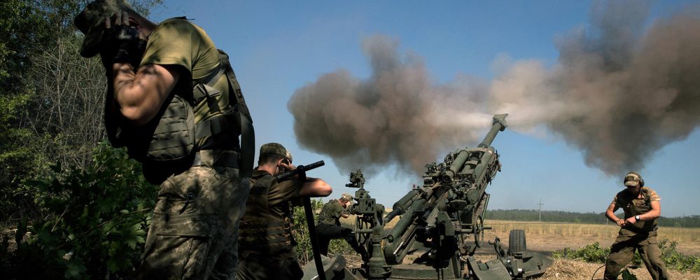 FILE Ñ Ukrainian soldiers fire a U.S.-supplied M777 howitzer at Russian positions in the Donetsk region of Ukraine on June 21, 2022. Some officials are concerned that pulling too many Ukrainian artillery specialists off the front lines for training could weaken Ukrainian defenses. (Tyler Hicks/The New York Times)