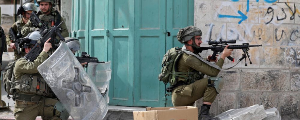 Israeli security forces deploy amid clashes with Palestinian protesters in Hebron city in the occupied West Bank, on April 1, 2022. - Israeli forces shot dead a Palestinian man during clashes in the flashpoint occupied West Bank city of Hebron, the latest in a surge of violence, the Palestinian health ministry said. The Palestinian Wafa news agency identified the dead man as Ahmad al-Atrash, who had previously served six years in an Israeli prison. (Photo by MOSAB SHAWER / AFP)